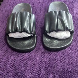 Fashion Nova Size 8 Black Brand-New Faux Leather Ruffel Me Up Slides